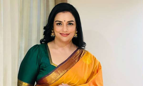 അഡ്‌ഹോക്ക്‌ കമ്മിറ്റിയെ വിലക്കി കോടതി; ശ്വേതാ മേനോന്റെ കമ്മിറ്റിക്ക്‌ തുടരാം