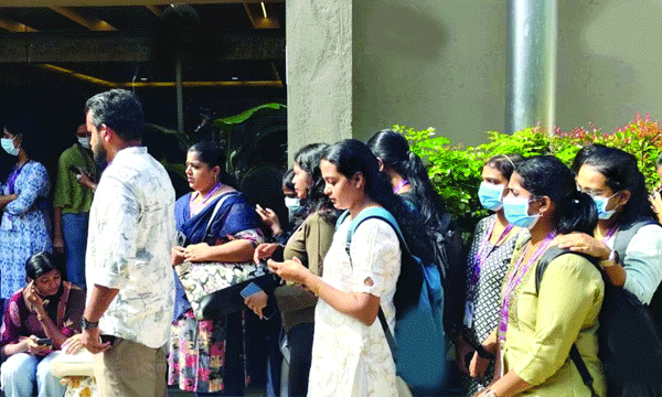 കോറോ ഹെല്‍ത്തിലെ കൂട്ടപ്പിരിച്ചുവിടല്‍ ; ഇന്നും ജീവനക്കാരെ അകത്തേക്ക് വിട്ടില്ല