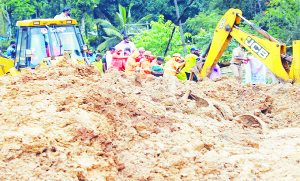 മണ്ണ് നീക്കാനുള്ള നിര്ദേശം പാലിച്ചില്ലെന്ന് മുഖ്യമന്ത്രി