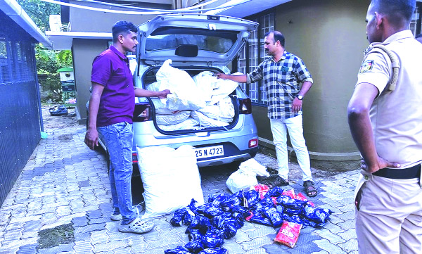 അമ്പലപ്പുഴയില്‍ വന്‍ ലഹരിവേട്ട അടച്ചിട്ട മുറിയില്‍നിന്ന്‌ 
എട്ട്‌ ലക്ഷത്തിന്റെ പുകയില ഉത്‌പന്നങ്ങള്‍ പിടികൂടി