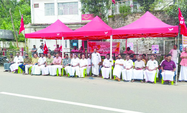 മോട്ടോര്‍ കോണ്‍ഫെഡറേഷന്‍ ഓഫ്‌ കേരള 
ജില്ലാ കമ്മിറ്റി മാര്‍ച്ചും ധര്‍ണയും നടത്തി