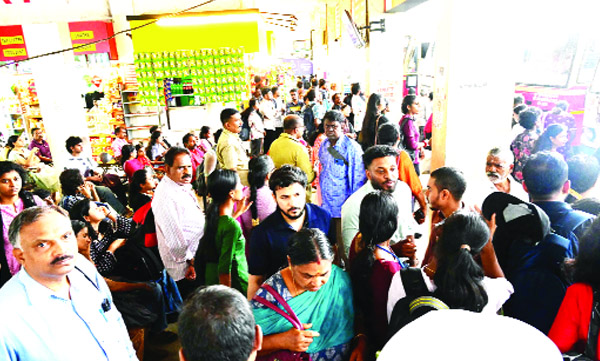  സ്വകാര്യബസ്‌ പണിമുടക്ക്‌ ഓടിയത്‌ നാലെണ്ണം; 
വലഞ്ഞത്‌ യാത്രക്കാര്‍