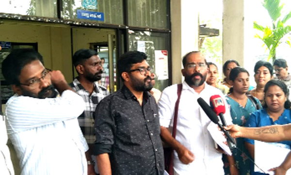  വിവാദ ലേല ചര്‍ച്ച നടന്നില്ല
നഗരസഭാ യോഗം ബഹിഷ്‌കരിച്ച്‌
ചെയര്‍പഴ്‌സണ്‍, പിന്നാലെ പ്രതിപക്ഷവും