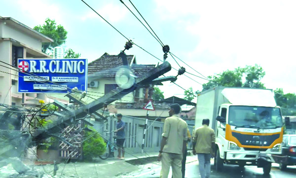  പന്തളം- മാവേലിക്കര റോഡില്‍ അപകടങ്ങള്‍ പതിവാകുന്നു നിര്‍മാണത്തിലെ അപാകതകള്‍ 
പരിശോധിക്കണമെന്ന്‌ ആവശ്യം
