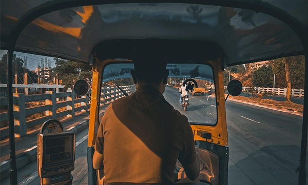 അയൽവാസിയെ വെട്ടിക്കൊന്ന പ്രതിയെ ഓട്ടോ ഡ്രൈവർ സാഹസികമായി പിടികൂടി; തെളിവെടുപ്പിനിടെ നാട്ടുകാരുടെ പ്രതിഷേധം
