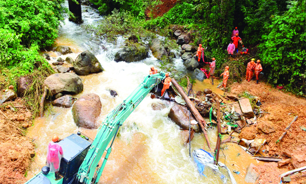 കള്ളാടി മണ്ണിടിച്ചില്: മരണം ആറായി, മൂന്ന് മൃതദേഹങ്ങള്കൂടി കണ്ടെടുത്തു