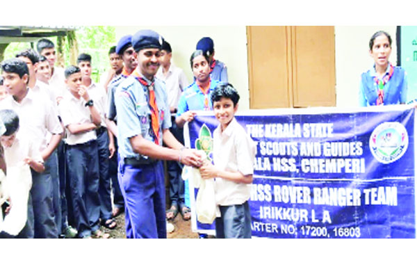 പ്ലാസ്‌റ്റിക്‌ ഫ്രീ സ്‌കൂള്‍: കോട്ടണ്‍ ബാഗുകള്‍ വിതരണം ചെയ്‌തു