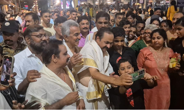 ചിരിച്ചും ചിത്രമെടുത്തും   ഭക്തർക്കൊപ്പം മുഖ്യമന്ത്രി 