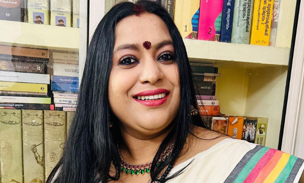 '' എന്താടീന്ന് ചോദിച്ചാല് പോടാ ന്ന് പറയുന്ന ചിമിട്ട് കാന്താരി മുളക് നായിക വേണം''; സിനിമ നിര്മിക്കാന് പേകുന്നുവെന്ന് ലക്ഷ്മി പ്രിയ
