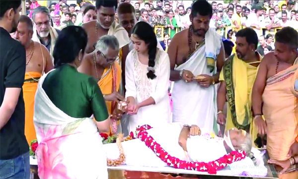 ഗാനമായുണരുണരൂ..., മൗനമേ നിറയും മൗനമേ, ഇതിലേ പോകും കാറ്റില്‍, ഇവിടെ വിരിയും മലരില്‍... അനശ്വരഗായിക എസ്‌. ജാനകിക്കു രാജ്യം വിടയേകി