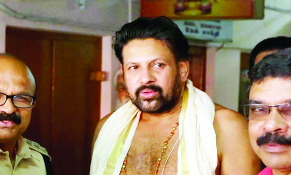 'ക്ഷേത്രത്തിനും ഭക്തര്‍ക്കും അവമതിപ്പുണ്ടാക്കി ; താഴമണ്‍ കുടുംബം ശബരിമല തന്ത്രി സ്ഥാനം ഒഴിയണം'