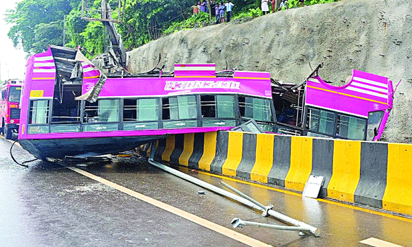 കുറ്റിപ്പുറത്ത് ബസ് അപകടം; ഒരാൾ മരിച്ചു