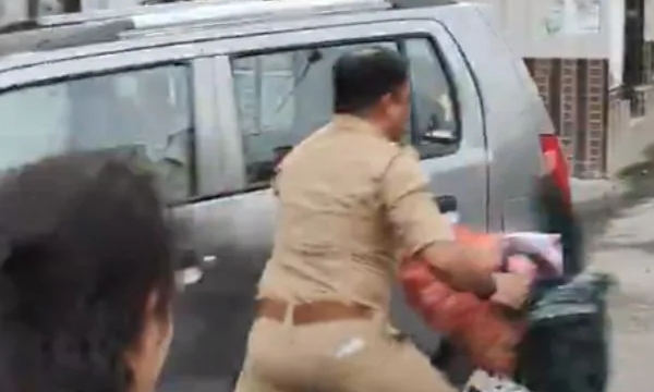 കങ്കണ കോലം കത്തിക്കൽ: പൊലീസ് ഓഫീസർ തട്ടിയെടുത്ത് ഓടി