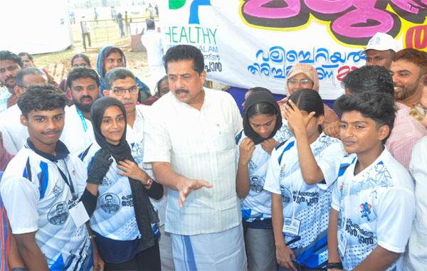 പ്ലാസ്‌റ്റിക് തരൂ, മധുരം തരാം: സംസ്‌ഥാന സ്‌കൂള് കായികമേള നഗരിയില് ഹെല്‍ത്തി കുന്ദമംഗലം പ്ലാസ്‌റ്റിക് ശേഖരണ പവലിയന്